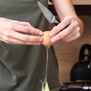 Разбиваем яйцо