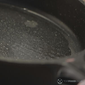 Ставим сковроду на огонь