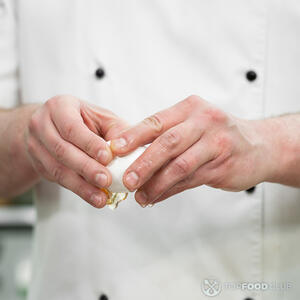 Разбиваем яйцо