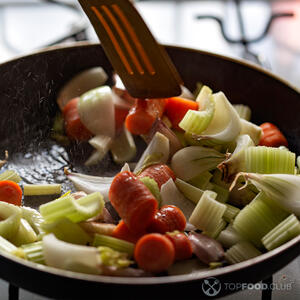 Жарим лук и морковь