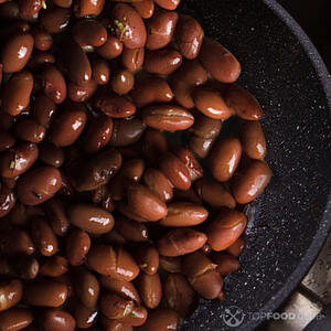 Ложим фасоль на сковороду