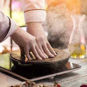 Накрываем сковородку