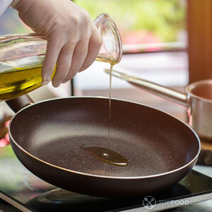 Наливаем масло