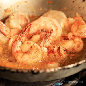 Жарим креветки