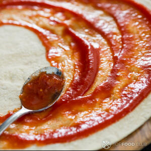 нанести томатный соус