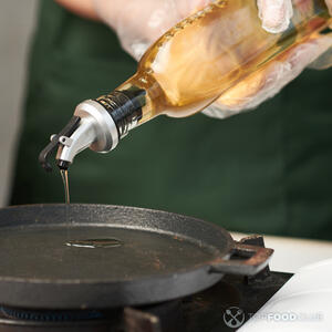 Наливаем масло на сковороду