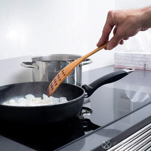 Помешиваем лук