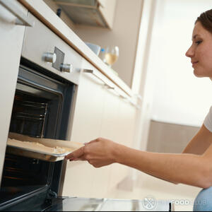 поставить противень в духовку