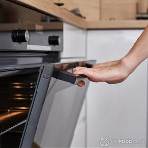 поставить противень в духовку