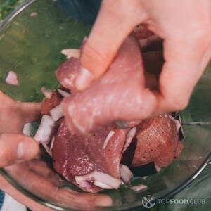 Кладем мясо