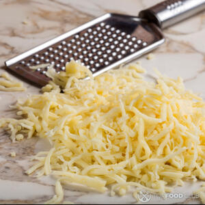 натереть моцареллу