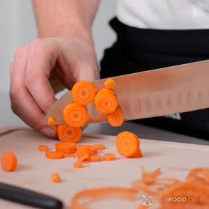 Режем морковь