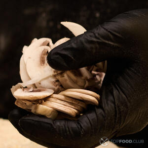 Высыпаем грибы