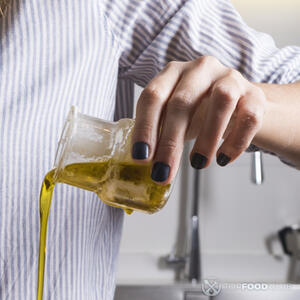 Наливае масло