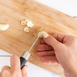 Нарежьте чеснок