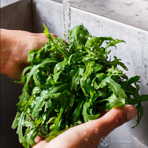 мыть рукколу