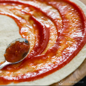 распределить томатный соус