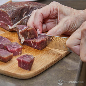 Нарежьте мясо