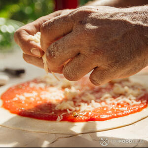 посыпать моцареллой