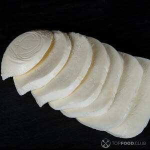 ломтики моцареллы