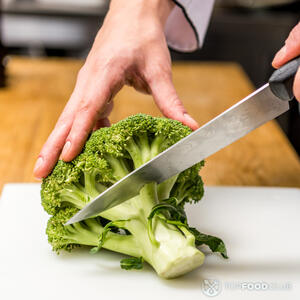 Нарежьте брокколи