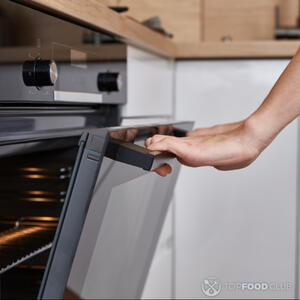 поставить противень в духовку