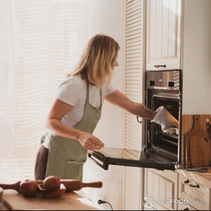 поставить противень в духовку