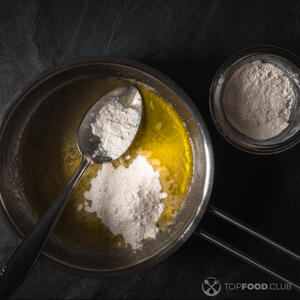 добавить муку