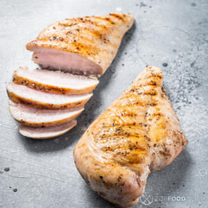 жареное куриное филе на гриле нарезать