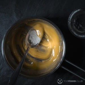 перемешивать масло с мукой