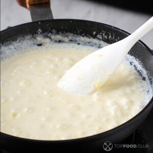 белый соус на плите