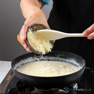 всыпать тертый пармезан