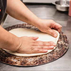 размять основу для пиццы руками