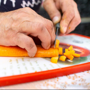 нарезать морковь