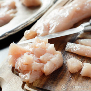 мелко нарезать куриное филе