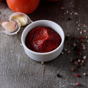 Добавляем томатную пасту