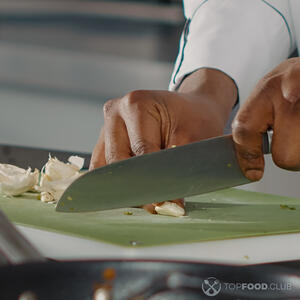 Измельчаем чеснок