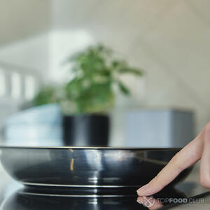 включает сковороду