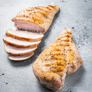 гриллованную курицу нарезать