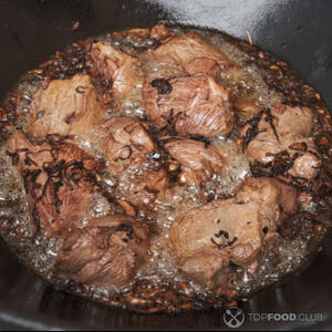 жарить мясо