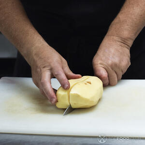 нарезает картофель