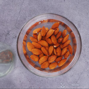 бланшировать очищенный миндаль