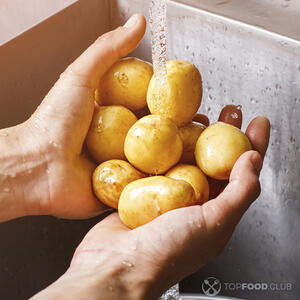 моет картофель