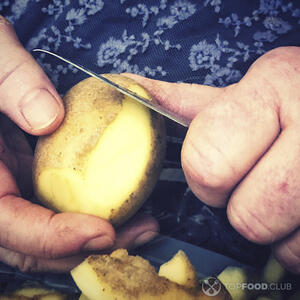 чистит картофель