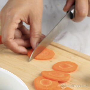 нарезает морковь