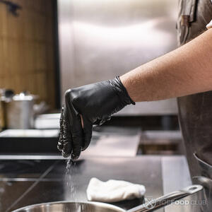 добавляет соль