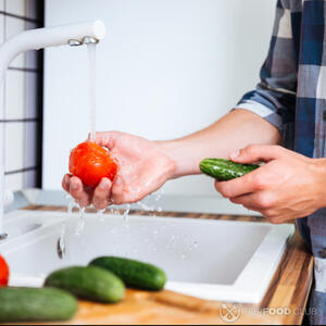мыть помидоры и огурцы