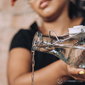 наливает воду