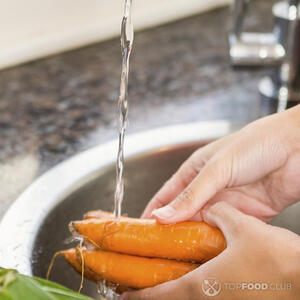моет морковь