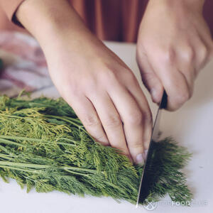 нарезает укроп